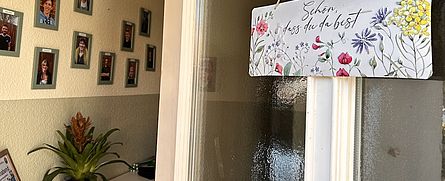 Eingangsbereich mit Schild "Schön, dass du da bist"
