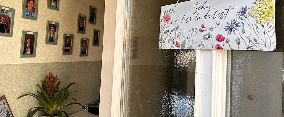Eingangsbereich mit Schild "Schön, dass du da bist"