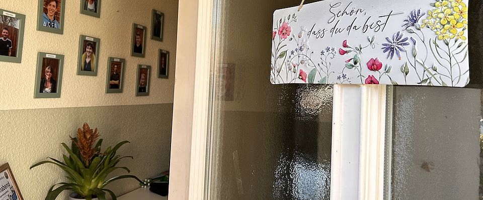 Eingangsbereich mit Schild "Schön, dass du da bist"