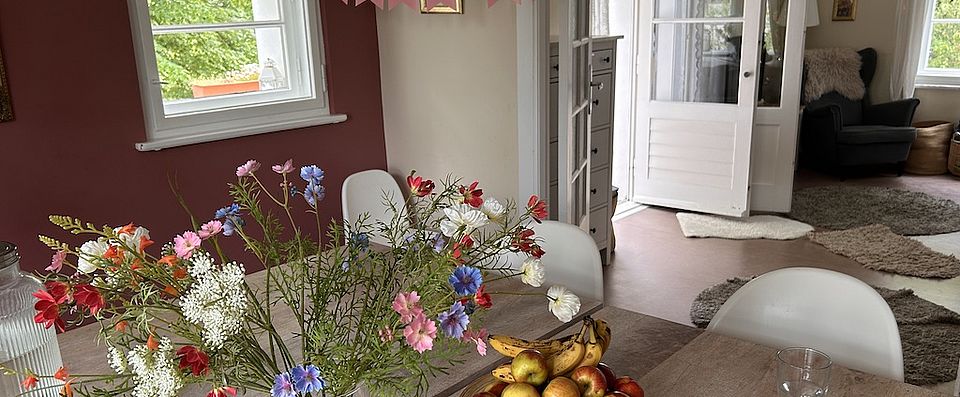 Raumansicht Tisch und Girlande Happy Birthday Wohngruppe Haus auf dem Hügel 